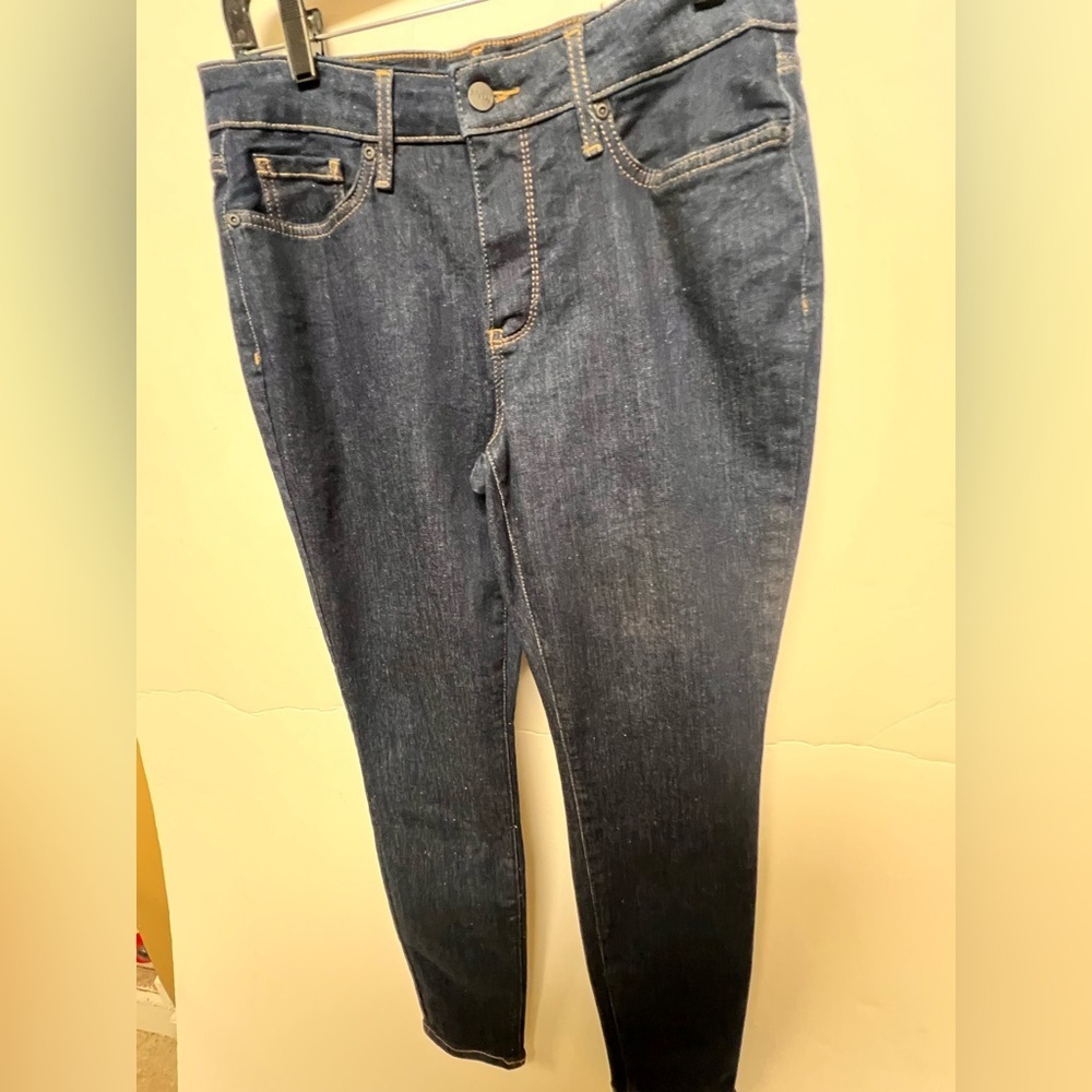 NYDJ SKINNY DARK WASH JEANS. Size 6
29” INSEAM. 32” WAIST. NWT